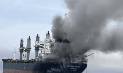 Navio Tailandês em chamas após ataque no Estreito de Ormuz