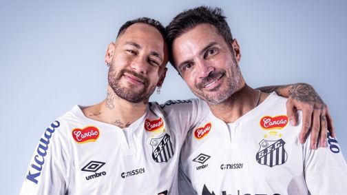 Neymar e Falcão com a camisa do Santos
