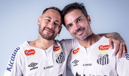 Neymar e Falcão com a camisa do Santos