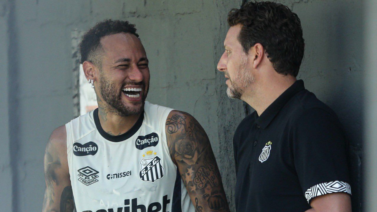 Neymar durante conversa com Elano em treino no Santos