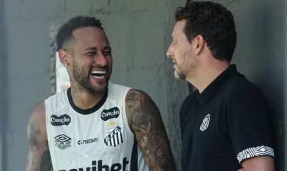 Neymar durante conversa com Elano em treino no Santos