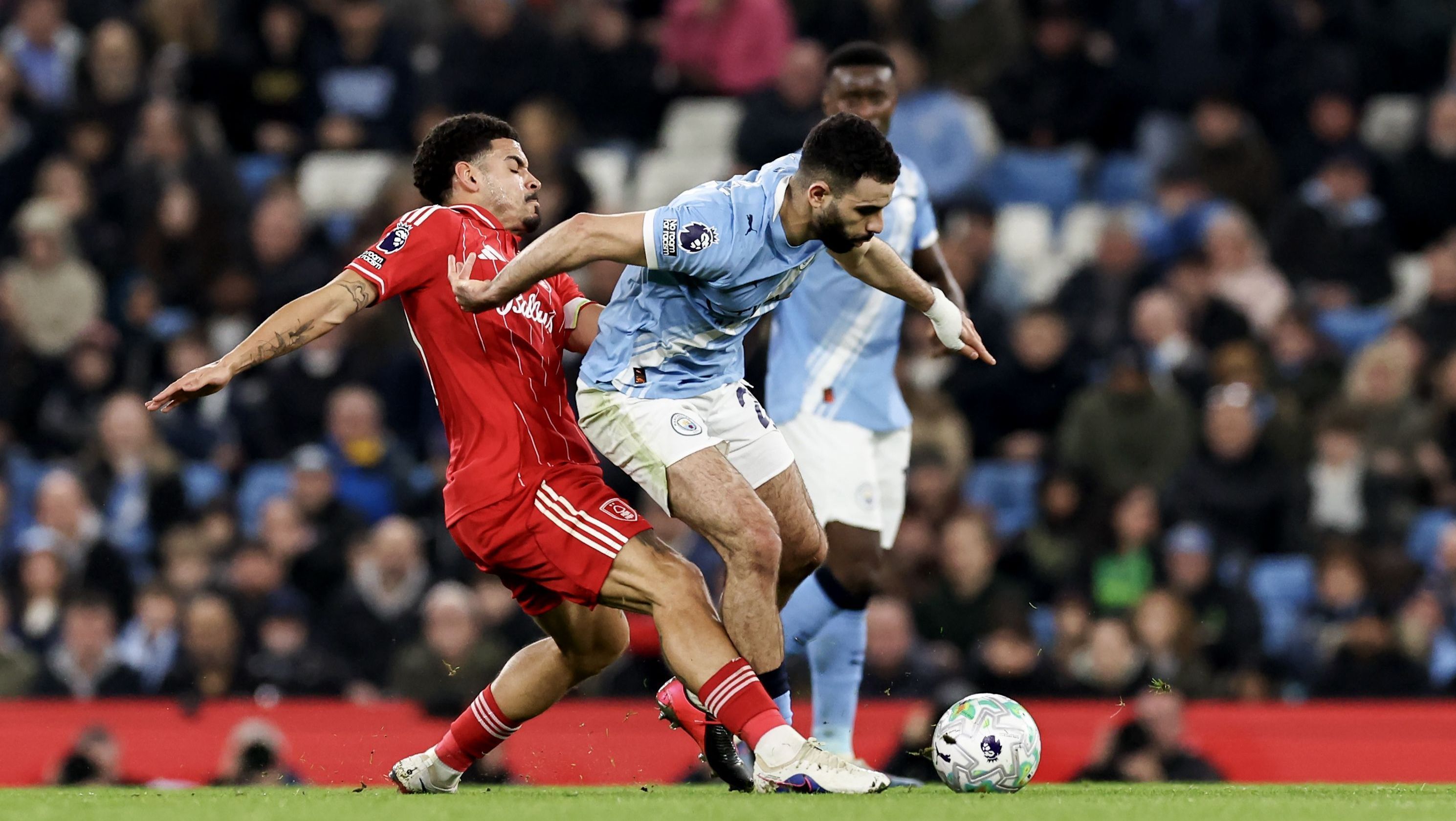 Disputa de bola em Manchester City x Nottingham Forest