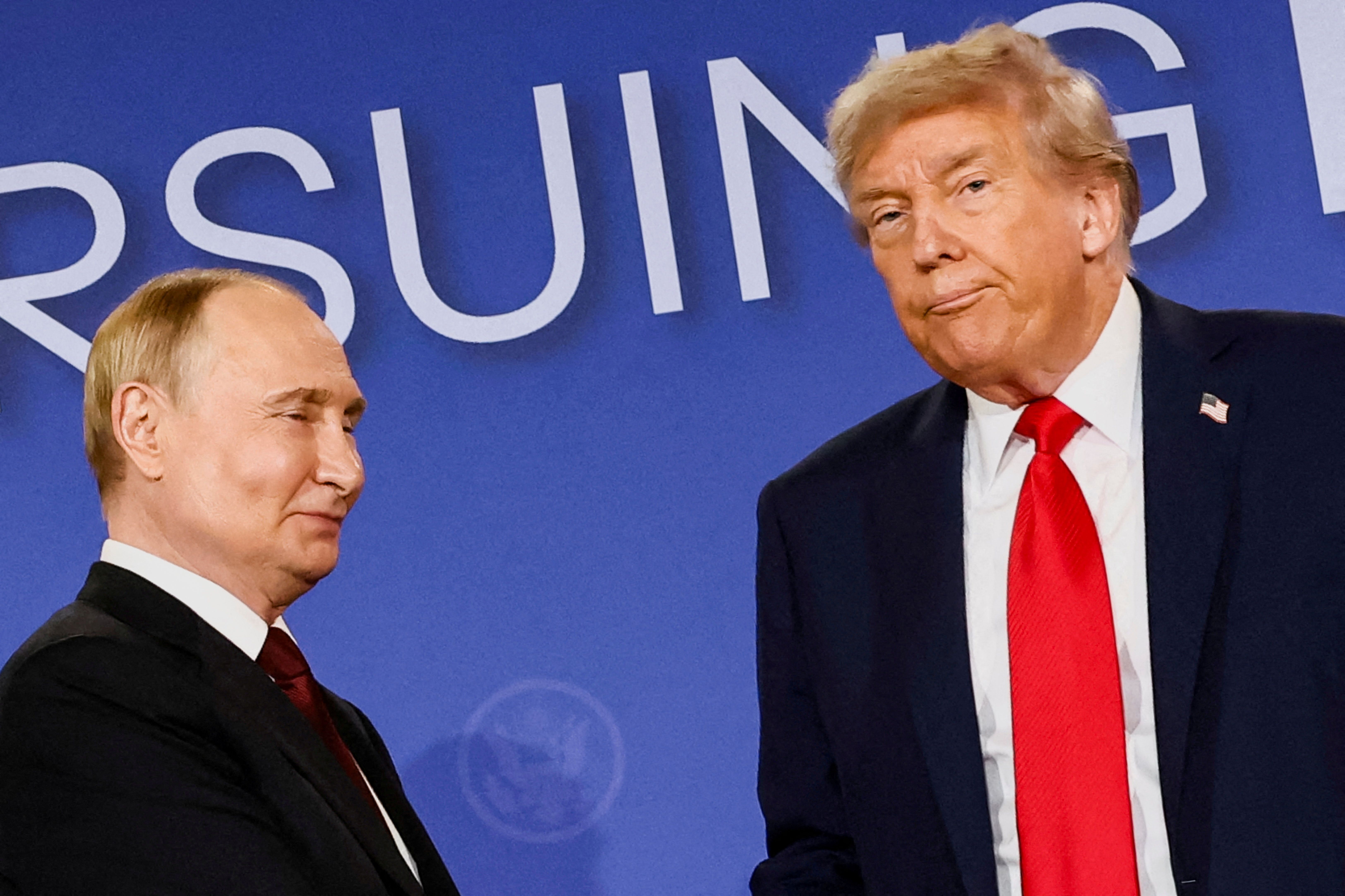 O presidente dos EUA, Donald Trump, e o presidente russo, Vladimir Putin, na Base Conjunta Elmendorf-Richardson, em Anchorage, Alasca, EUA