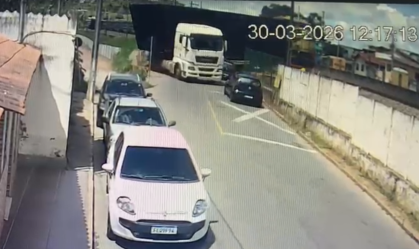 CARRETA ATINGIDA TREM