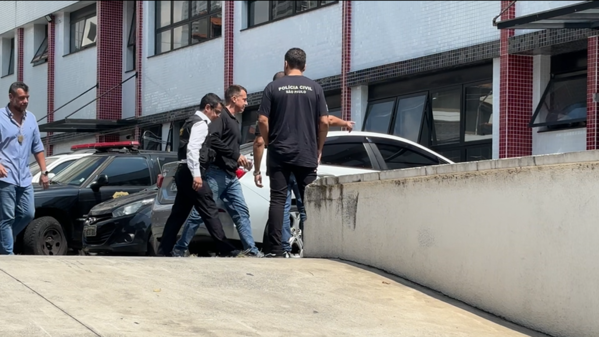 Imagens mostram momento em que Geraldo Neto chega em delegacia