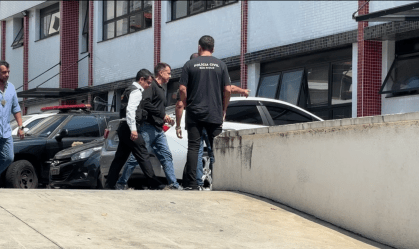 Imagens mostram momento em que Geraldo Neto chega em delegacia