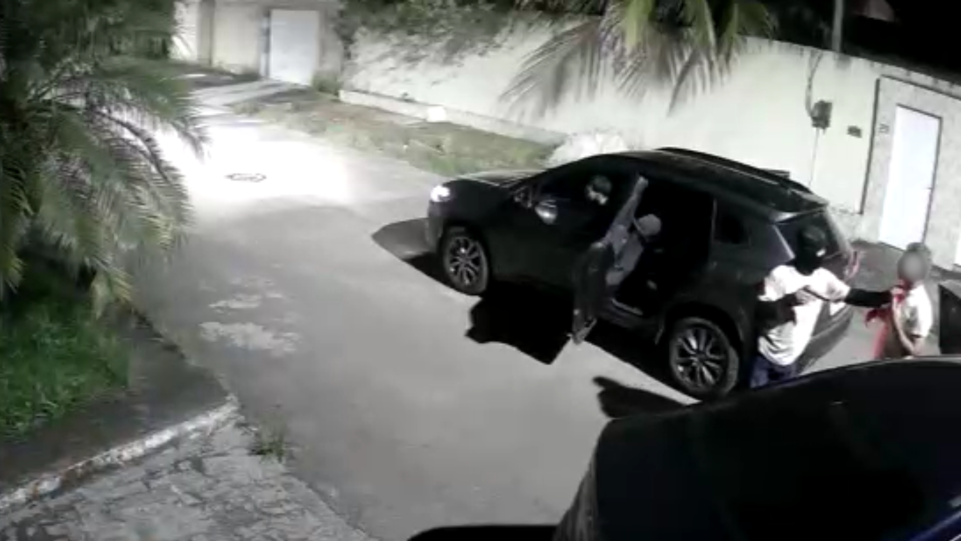 Criminosos estavam fortemente armados e ficaram com homem por cerca de 1 hora