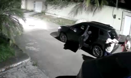 Criminosos estavam fortemente armados e ficaram com homem por cerca de 1 hora