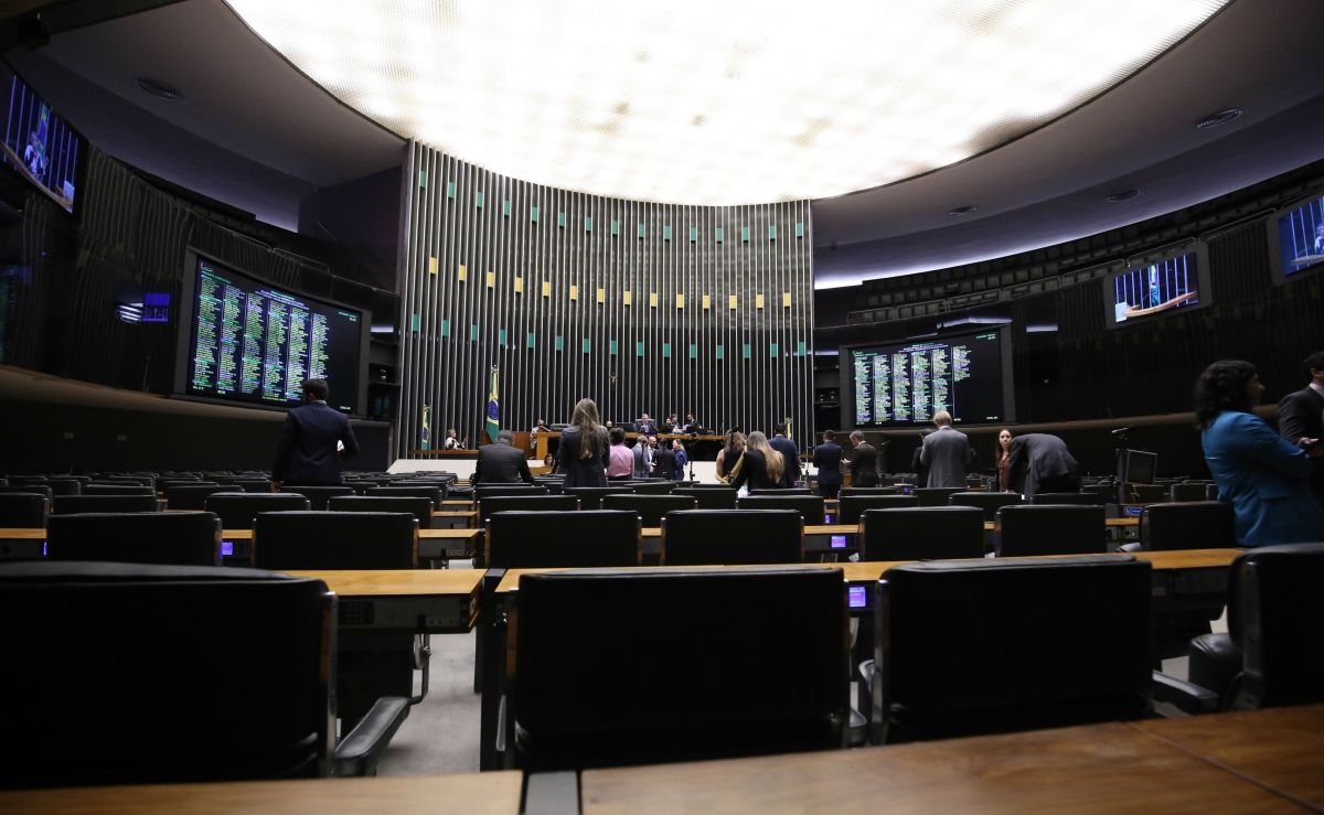 Eleições 2026: por que candidatos são eleitos com menos votos que outros?