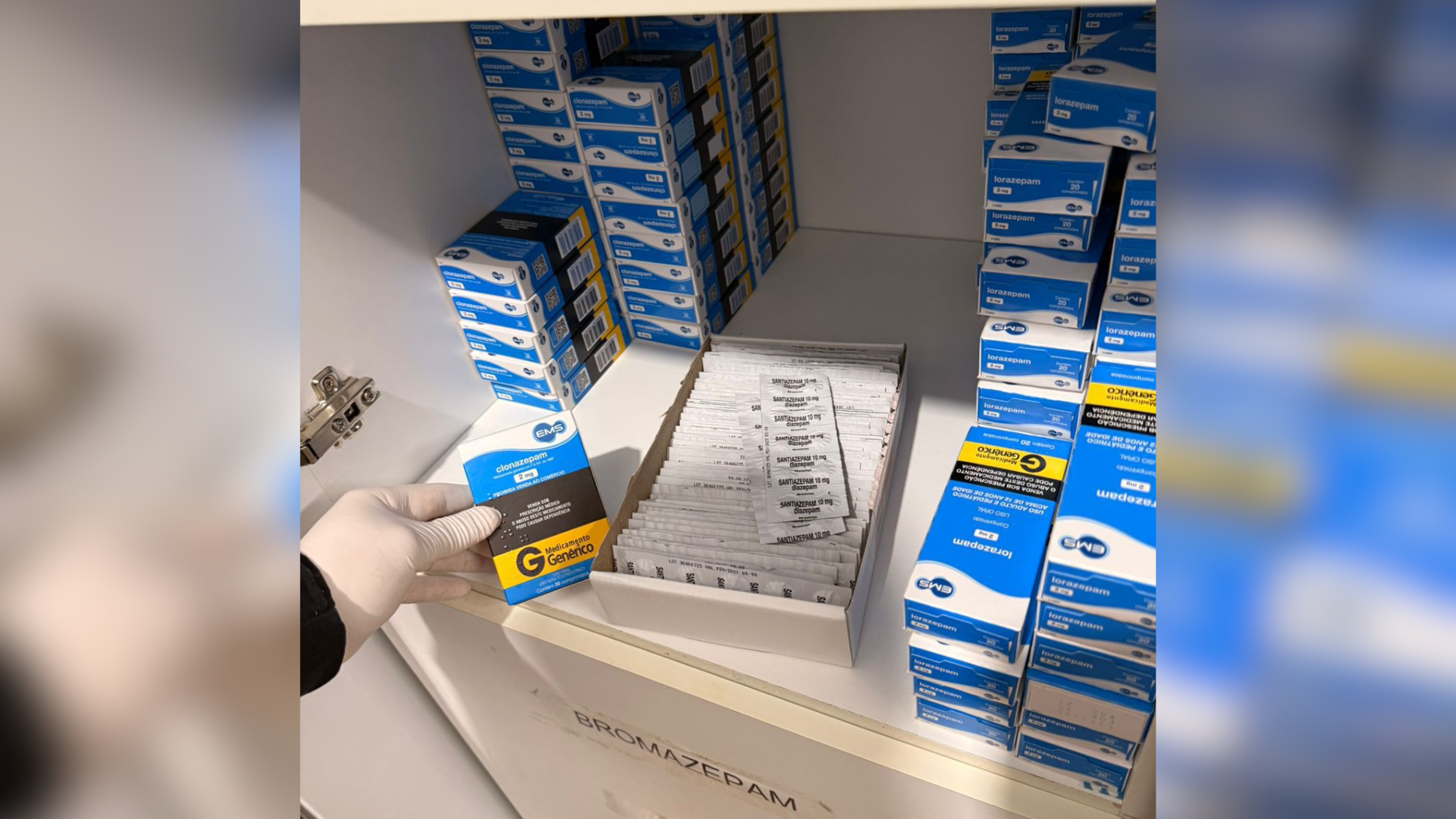 Os agentes também encontraram medicamentos e isso resultou na prisão em flagrante do suspeito alvo das buscas