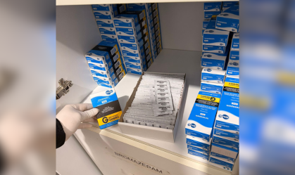 Os agentes também encontraram medicamentos e isso resultou na prisão em flagrante do suspeito alvo das buscas