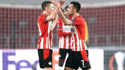 Jogadores do PSV comemoram gol