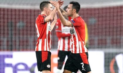 Jogadores do PSV comemoram gol