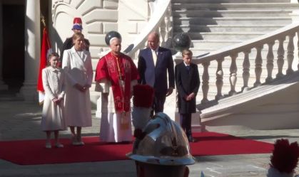 Papa Leão em Mônaco junto com a família real no palácio