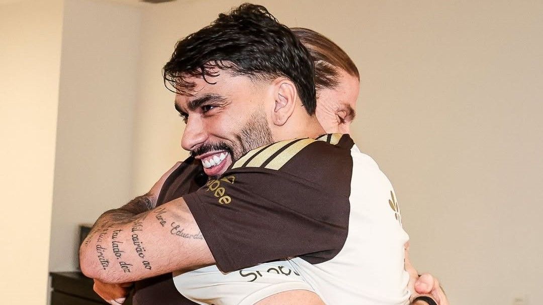 Lucas Paquetá abraça Filipe Luís