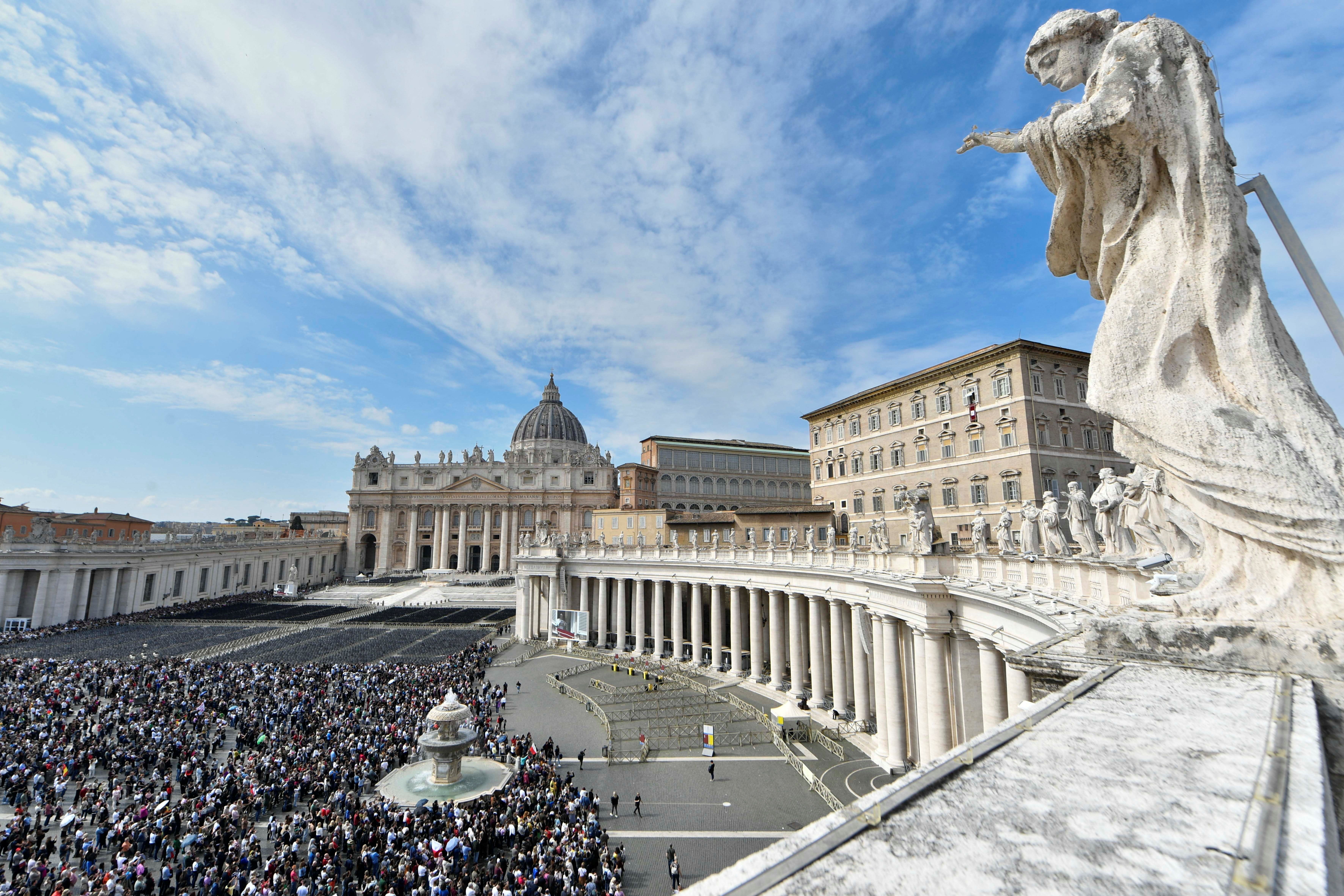 Pessoas acompanham oração do Angelus no Vaticano