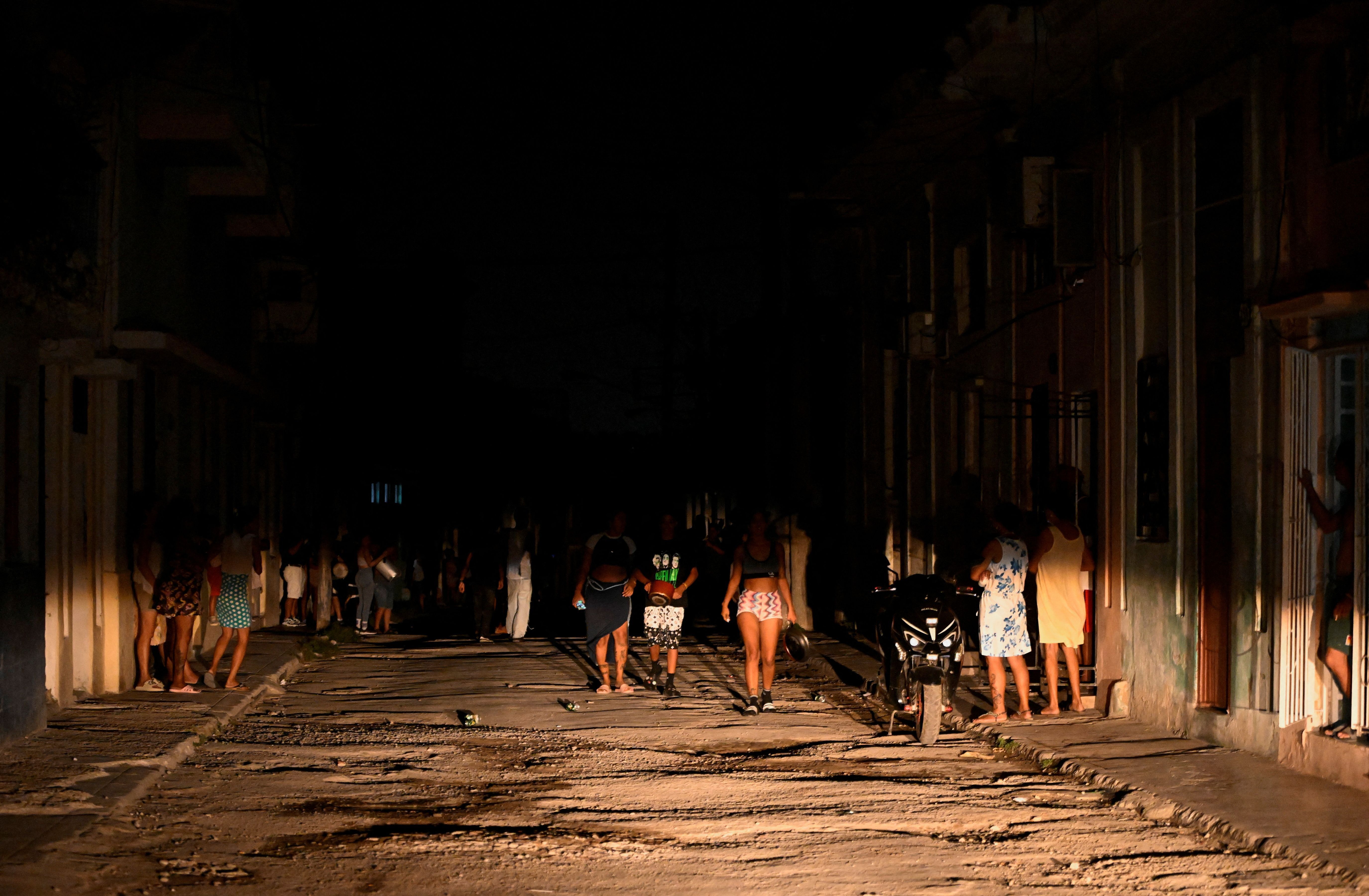 Pessoas batem panelas e frigideiras durante um protesto contra os cortes de energia elétrica em Havana, Cuba 7 de março de 2026 REUTERS/Norlys Perez • REUTERS