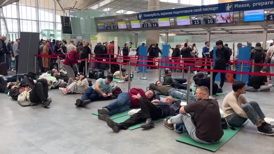Pessoas dormem no chão do aeroporto de São Petersburgo em meio a ataque de drones