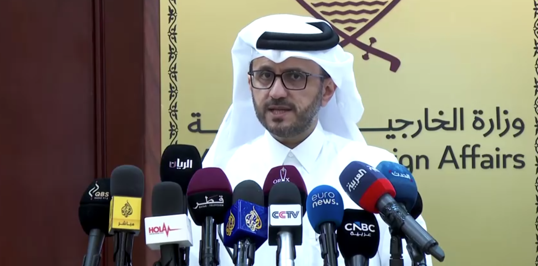 Porta-voz do Ministério das Relações Exteriores do Catar, Majed Al-Ansari, durante coletiva de imprensa em Doha
