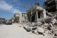 Moradores de Teerã vasculham escombros e rezam nas ruas após ataques