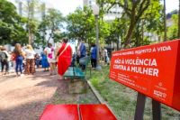 Porto Alegre instala "banco vermelho" em campanha contra o feminicídio