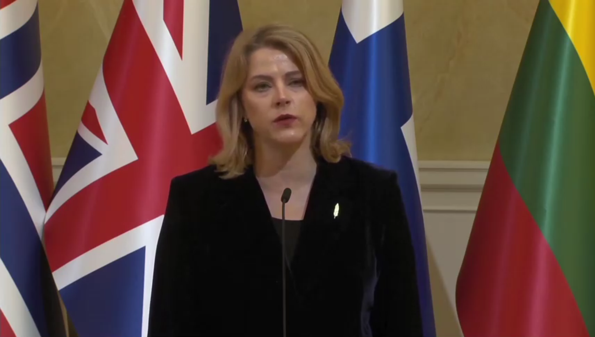 Primeira-ministra da Letônia, Evika Siliņa,  em coletiva de imprensa