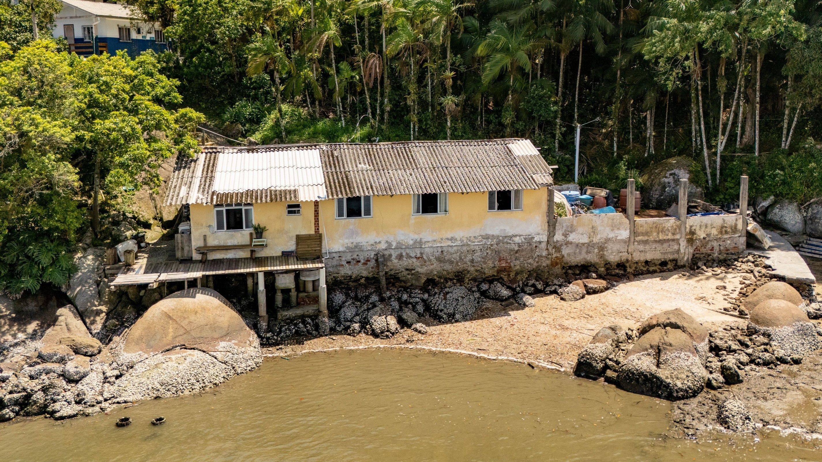 Projeto utiliza minhocas para tratar esgoto no litoral do Paraná; entenda
