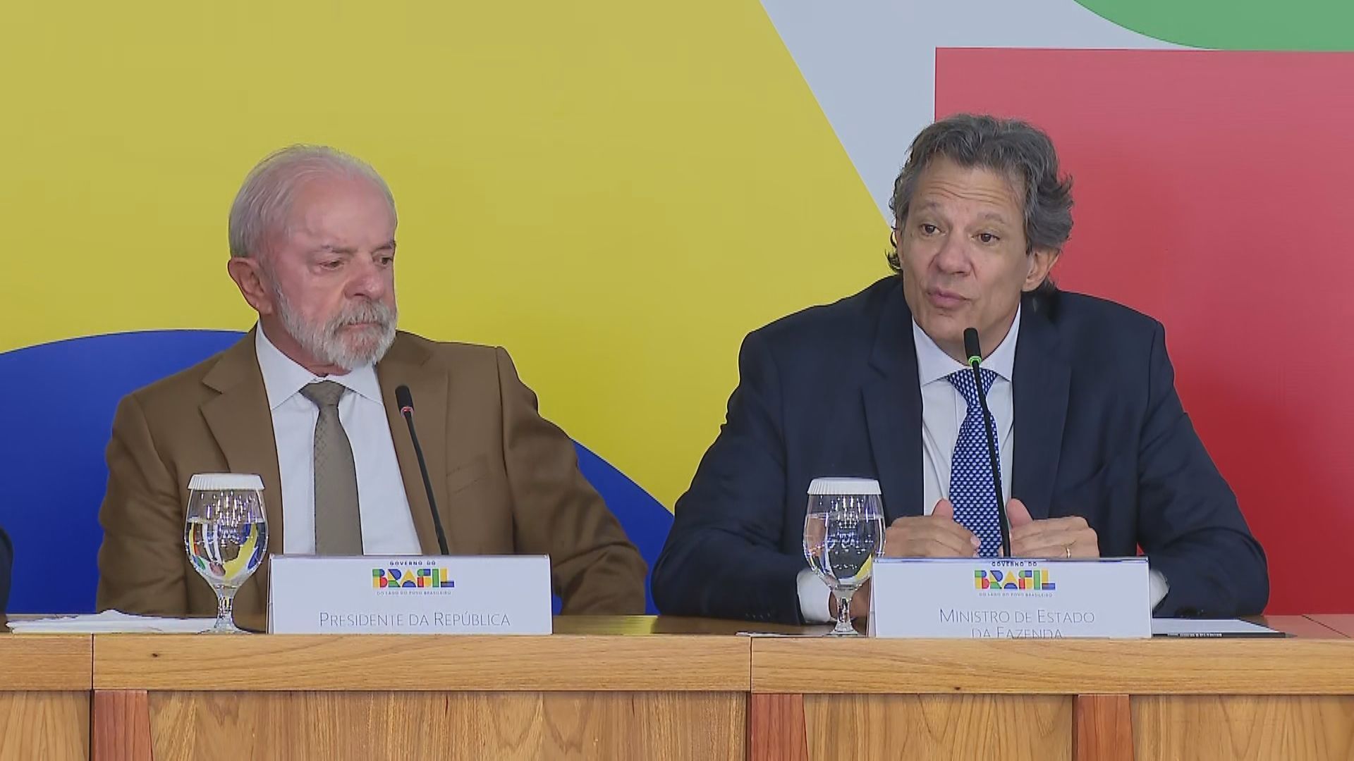 Na imagem, presidente Lula (PT) e ministro Fernando Haddad (PT) em pronunciamento.