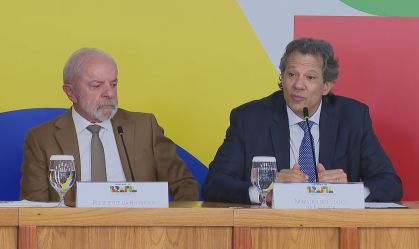 Na imagem, presidente Lula (PT) e ministro Fernando Haddad (PT) em pronunciamento.