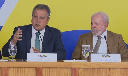 Na imagem, presidente Lula (PT) e ministro Rui Costa (PT) em pronunciamento.