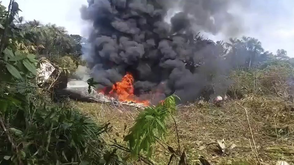 Sobe para 64 o número de mortos em queda de avião militar na Colômbia