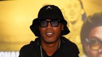 Ronaldinho Gaúcho arrasta multidão em aeroporto da Índia; veja o vídeo