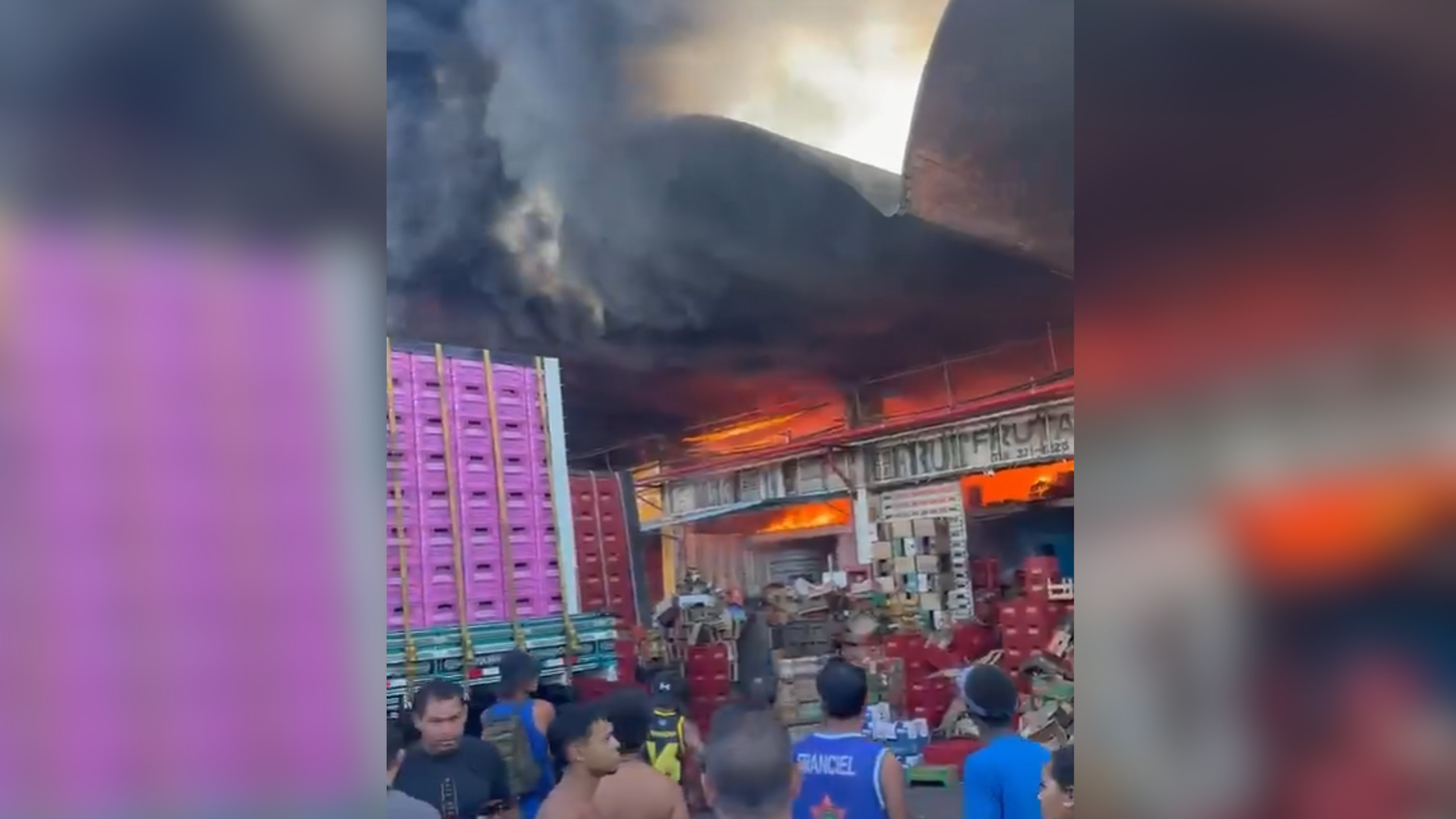 Nos registros, é possível ver muita fumaça preta e o momento em que as chamas se alastram