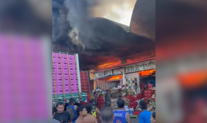 Nos registros, é possível ver muita fumaça preta e o momento em que as chamas se alastram
