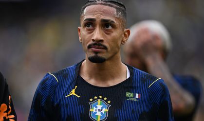 Raphinha deixa o campo após se lesionar