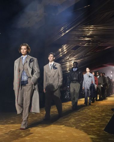 Revisão de códigos na Semana de Moda de Milão • Instagram/@milanfashionweek