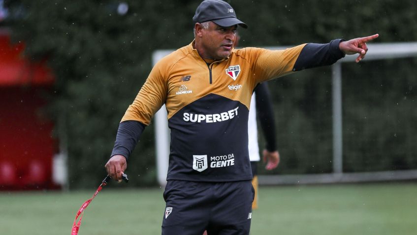 Roger Machado comandando o primeiro treino no São Paulo • Anuar Sayed/São Paulo