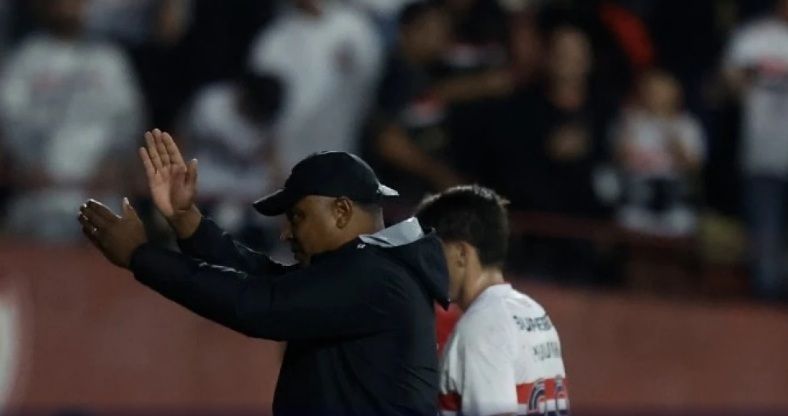 Roger Machado foi celebrado por torcedores do São Paulo na vitória sobre a Chapecoense