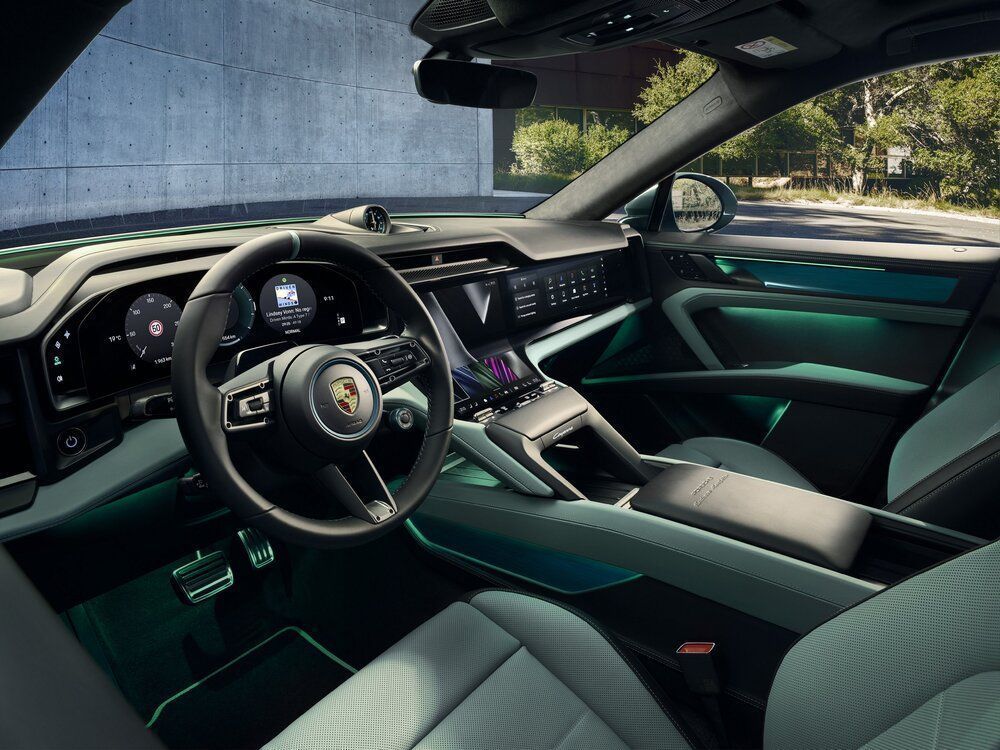 Interior do Porsche Cayenne S Electric • Divulgação