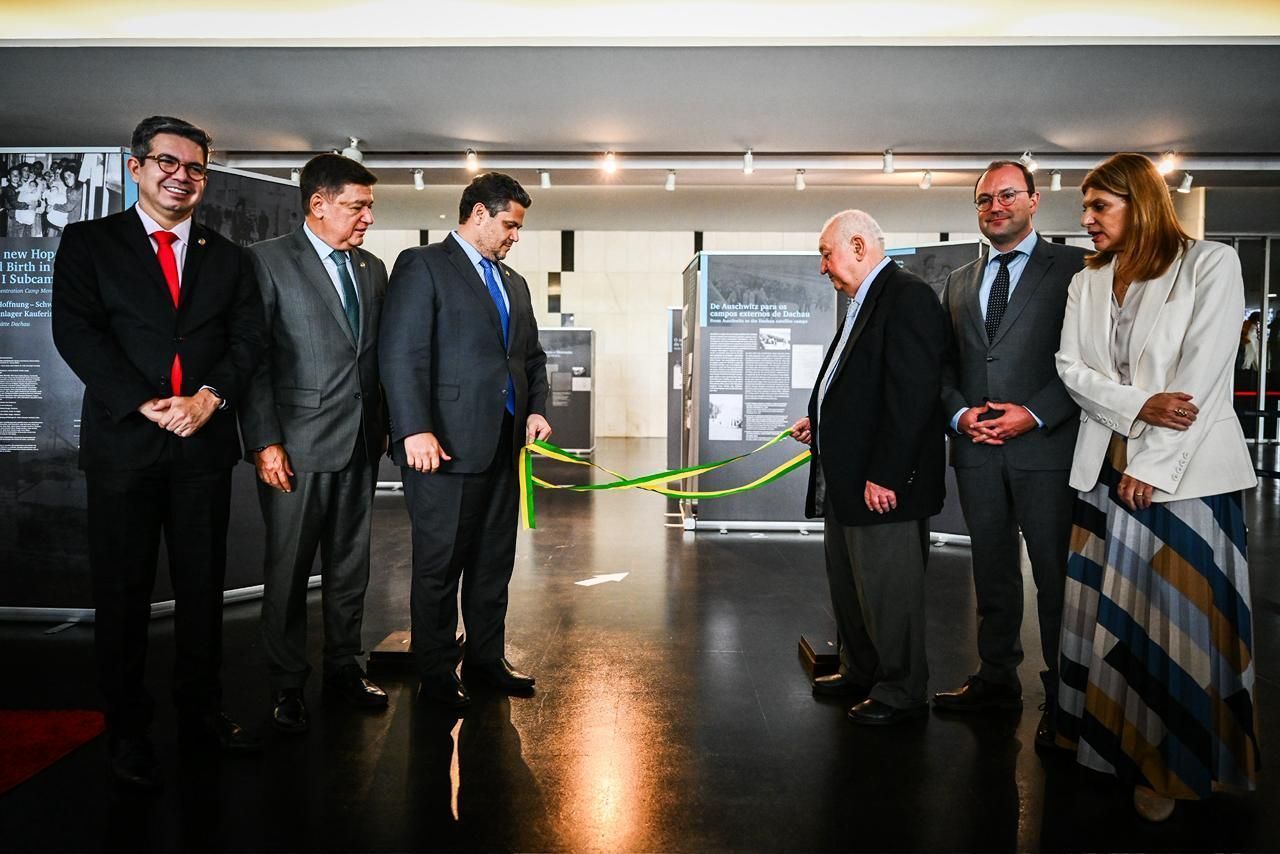 Congresso Nacional inaugura a exposição “Eles nos deram esperança de novo  gravidez e nascimento no subcampo Kaugering 1' Dachau” • Foto: Pedro Gontijo/Presidência do Senado
