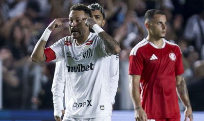 Lance de Santos x Internacional pelo Brasileirão