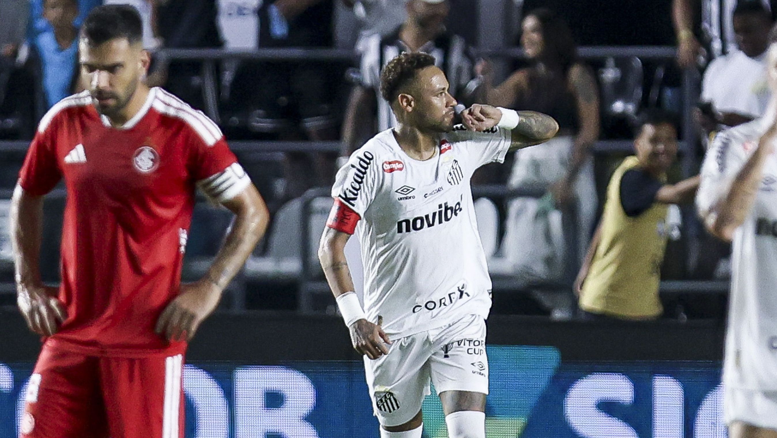 Lance de Santos x Internacional pelo Brasileirão