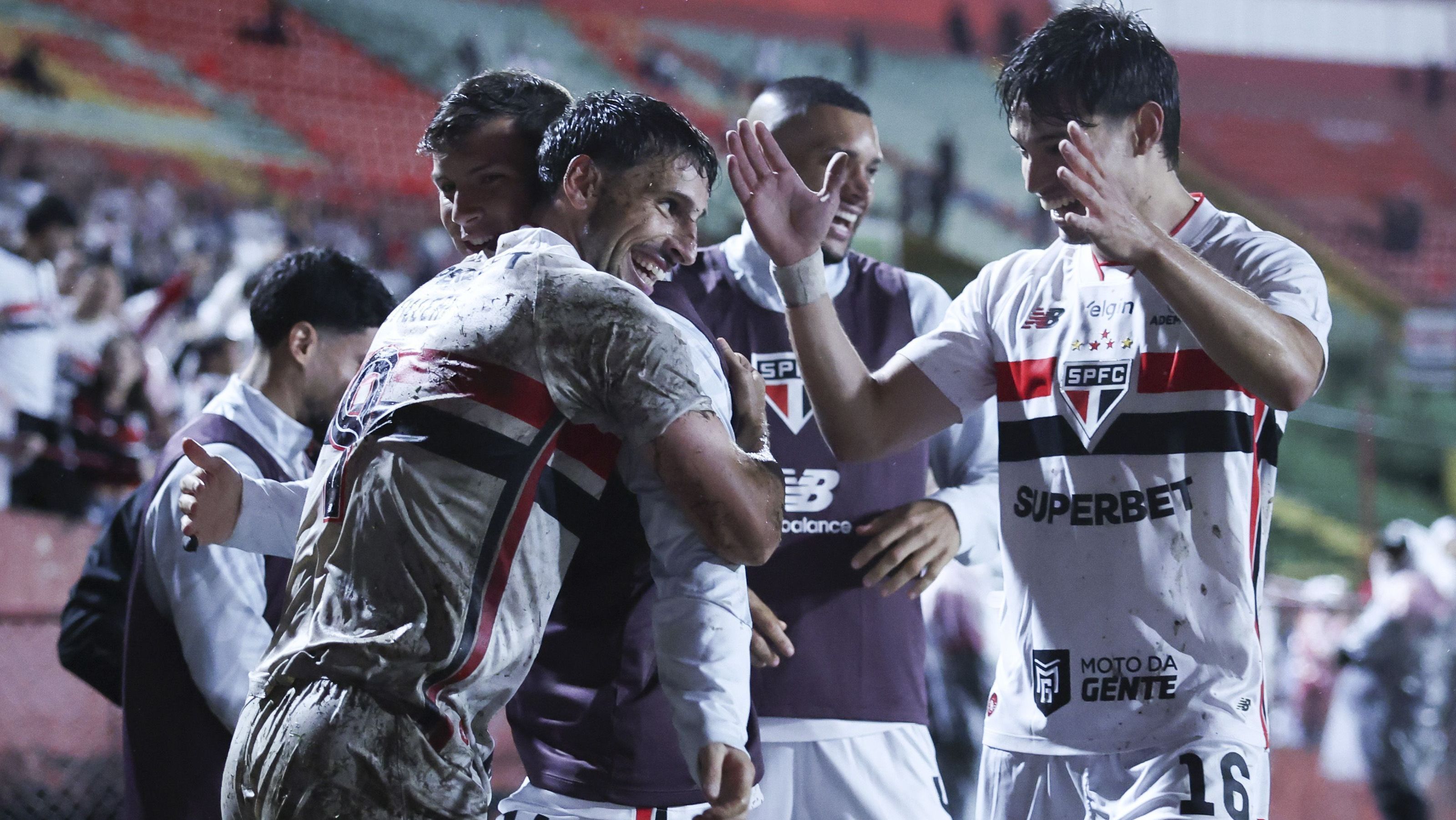 Calleri comemora gol do São Paulo contra a Chapecoense