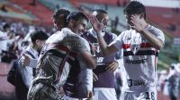 São Paulo vence Chapecoense na estreia de Roger e vira líder do Brasileirão