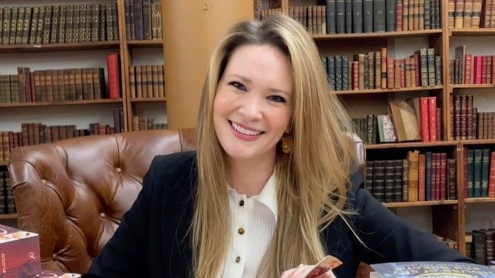 Sarah J Maas