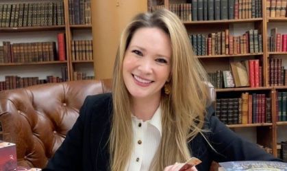 Sarah J Maas