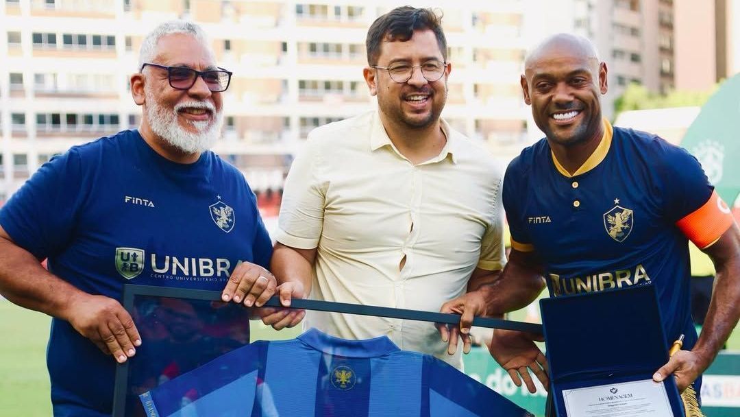 Love recebeu camisa comemorativa