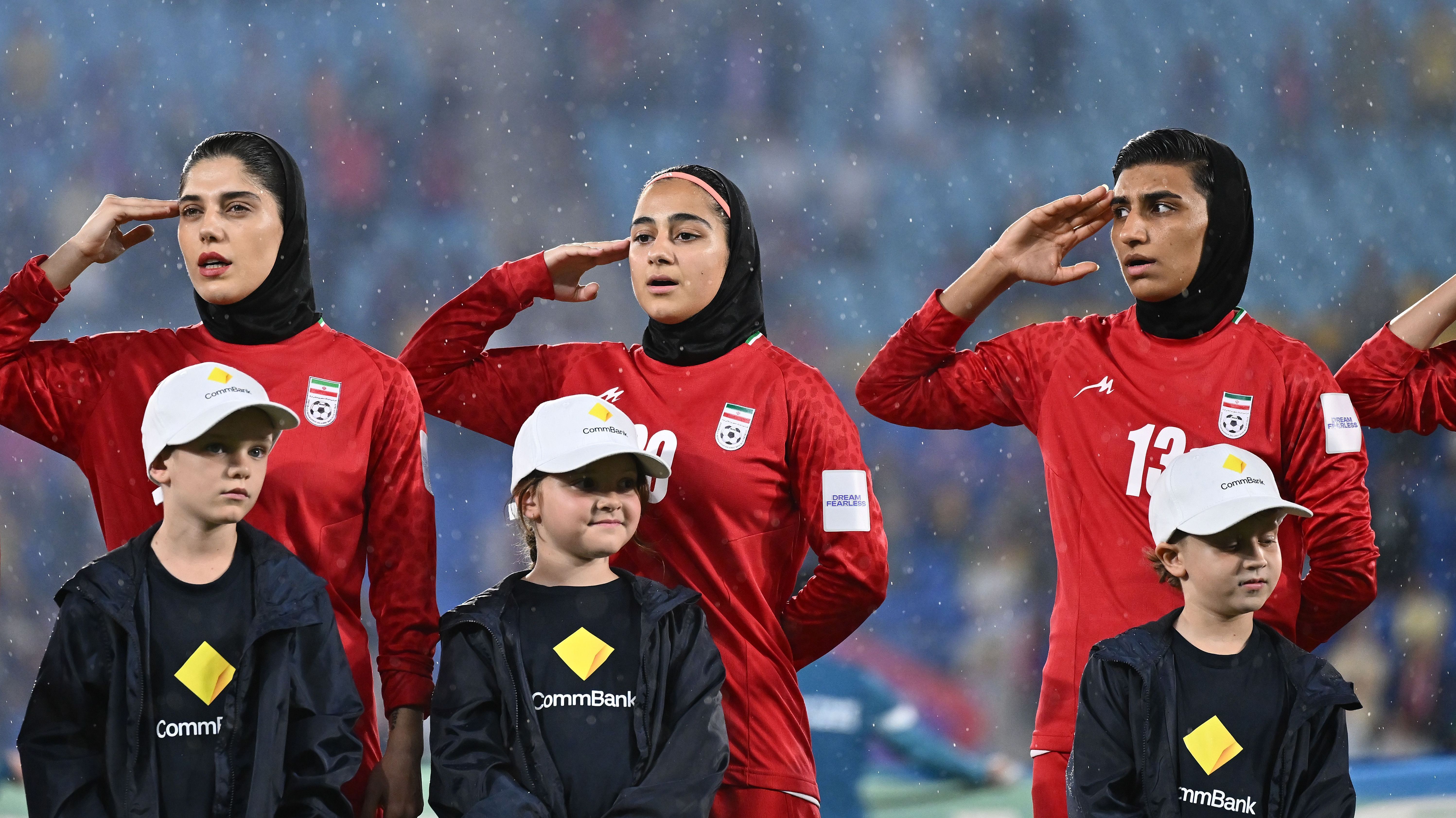 Jogadoras iranianas prestam homenagem ao hino nacional antes da partida da Copa Asiática Feminina