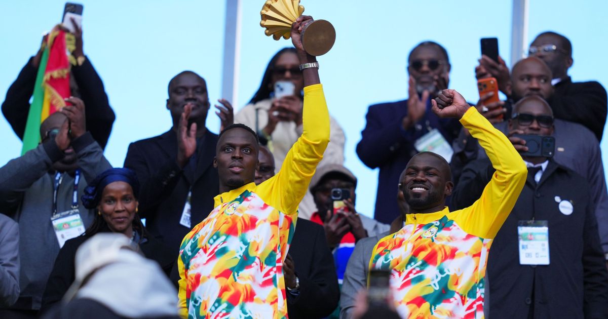Senegal desfila com troféu da Copa Africana em Paris após perda do título