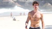 Sem Bruna Marquezine, Shawn Mendes caminha por praia no RJ; veja fotos